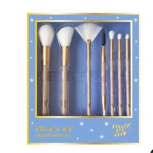 Holler and Glow Makeup Brush Set Cylinder
Gift Set - 7ct Target